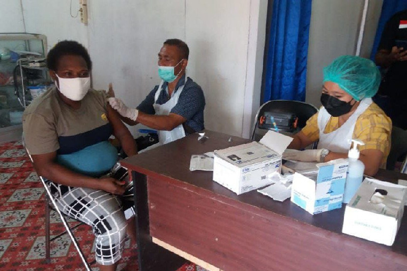 Aparat TNI bantu percepatan vaksinasi warga perbatasan Boven Digoel