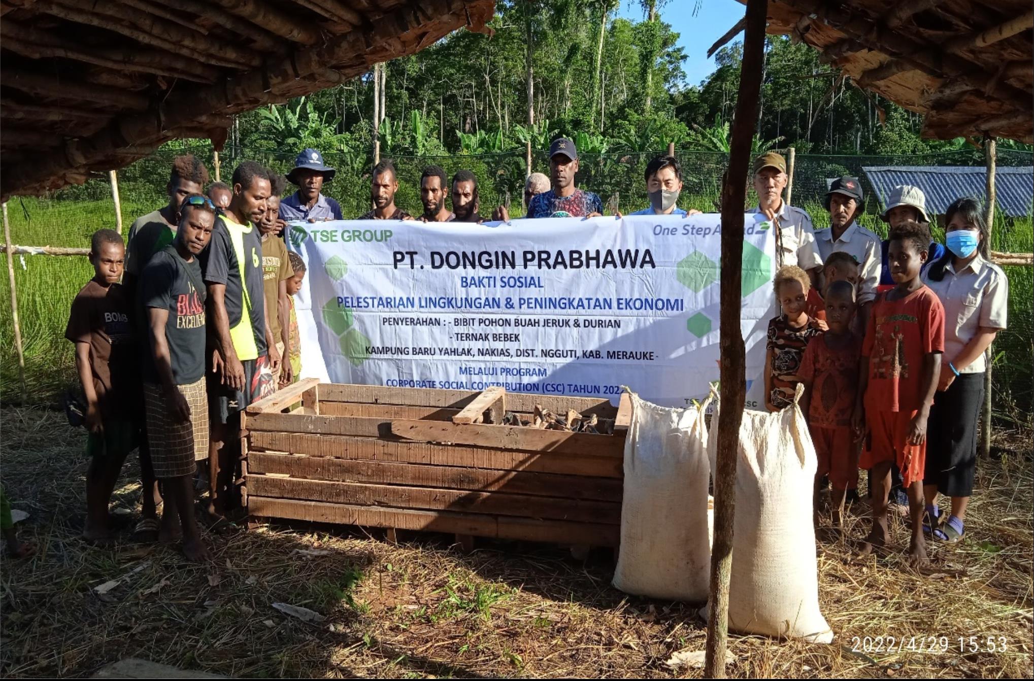 Peduli Masyarakat Papua, PT Dongin Prabhawa Salurkan Bantuan Bibit Pohon Buah dan Ternak