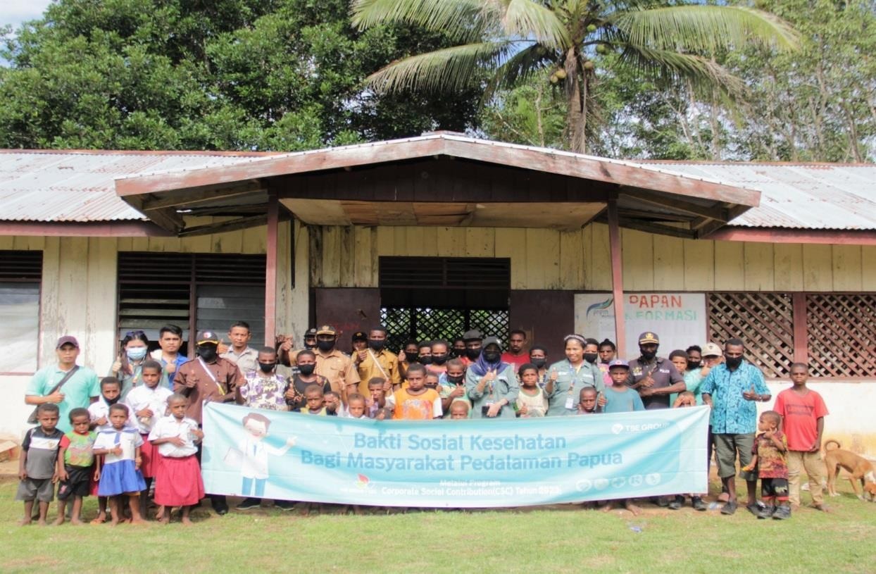 Foto bersama masyarakat di kampung Hobinangge, Distrik Ki, Kab. Boven Digoel, Papua Selatan