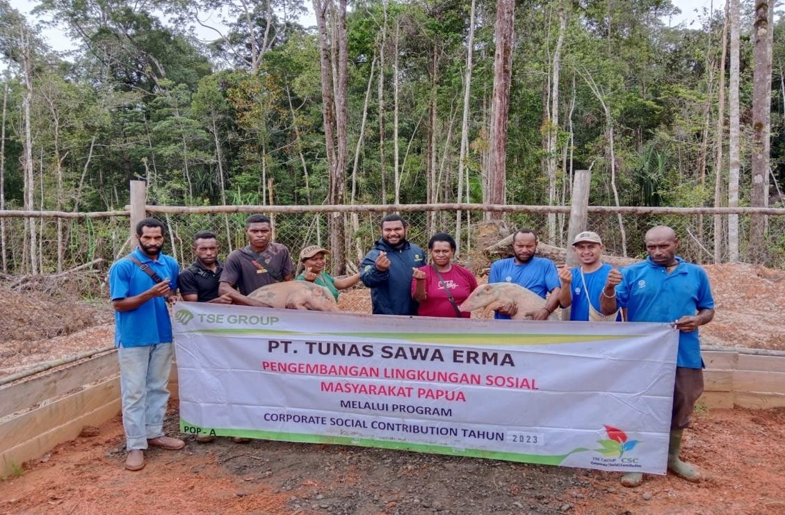 Foto bersama pihak TSE A dan perwakilan kelompok Tani Pangin Hutan Mbian di Kampung Naga